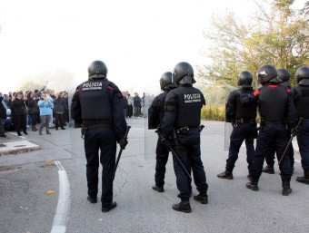 Agents antiavalots dels Mossos d'Esquadra a punt d'intervenir davant dels treballadors concentrats a la planta de Panrico a Santa Perpètua ACN