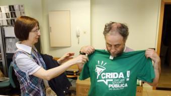 Un lector emprovant-se una samarreta en solidaritat amb els mestres a la seu d'El Punt Avui de Barcelona ORIOL DURAN