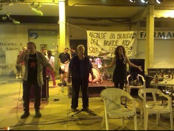 Aspecte de la jornada de solidaritat a la plaça del Barri Orba. ROSA CELMA