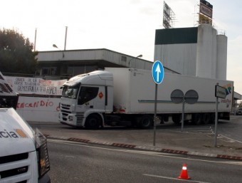 Un camió sortint de la planta de Panrico després de carregar productes ACN