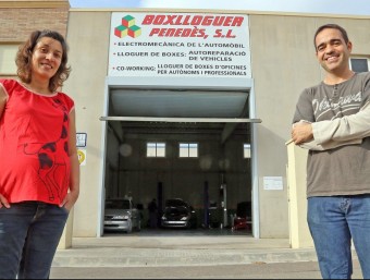La Marta Rovira i en Gerard Suriol són els dos socis que han posat en marxa el taller Boxlloguer Penedès.  JUANMA RAMOS