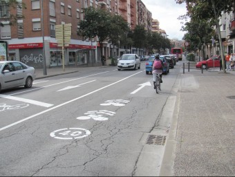 En el tram de Santa Eugènia fins a la plaça del Barco de Girona s'ha estrenat nova senyalització a la calçada per reforçar l'advertència de bicis en els carrils de vehicles D.V
