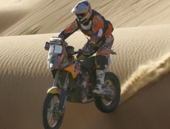 Marc Coma fa un salt en una duna KTM