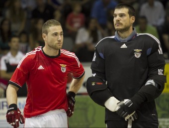Coy i Trabal en l'anada de la copa Continental al Vendrell, que va suposar el debut del porter al Benfica JOSÉ CARLOS LEÓN