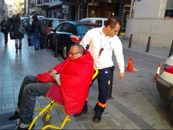 Antoni Valero és evacuat cap al'hospital. ROSA CELMA