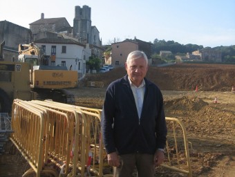 Josep Vidal, en les obres d'urbanització del pàrquing, a l'entrada de Juià JORDI FERRER