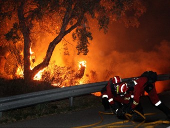 Uns efectius dels cossos anti incendis lluitant contra les flames a la zona de Cantallops durant els dies dels focs del 2012 LLUÍS SERRAT