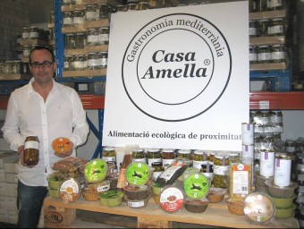 Dani Amella, gerent de Casa Amella, amb una mostra dels productes que elaboren.  A. AGUILAR