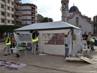 Voluntaris de la Cooperativa del Parque desmunten les instal·lacions existents a les portes de l'Ajuntament d'Alfafar. ROSA CELMA