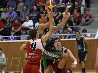Pau Vila, entre dos jugadors del Sant Nicolau MANEL LLADÓ