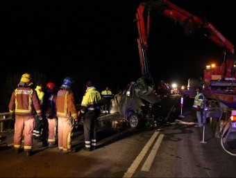 La variant de Figueres és un dels trams més perillosos de l'N-II. A la foto, un dels accidents més greus: el xoc d'una furgoneta i un camió el febrer del 2012, que va fer 5 morts ACN