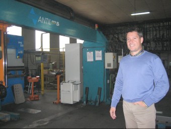 Marc Roca, director general de Rocada, al costat d'un dels robots de la fàbrica.  A. AGUILAR