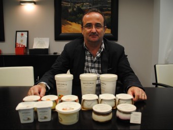 Xavier Pont, responsable de l'empresa El Pastoret de la Segarra amb una selecció dels productes que fabriquen.  J.TORT