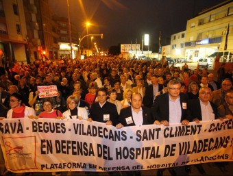 La capçalera de la manifestació, amb els alcaldes de Castelldefels, Viladecans i Gavà al centre. ALBERT SALAMÉ