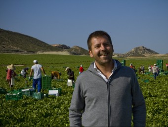 Jussi Alitalo, en un camp d'un dels seus proveïdors del sud de l'Estat espanyol.  STC IBÉRICA