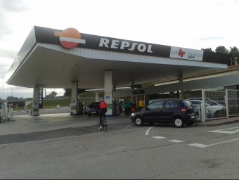 La benzinera Repsol de Quart, situada al peu de la carretera C-250 G. PLADEVEYA