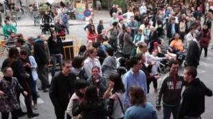 DJ Elèktrik i The Patillas van animar la festa, ahir a la tarda a la plaça Sant Feliu de Girona. JOAN SABATER
