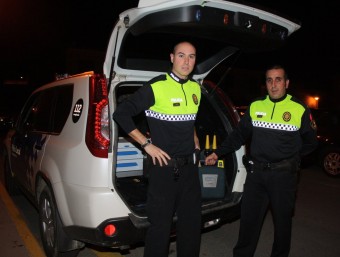 Dos policies locals de Pals que van salvar un ciutadà francès gràcies a un desfibril·lador