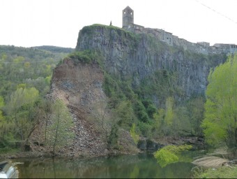 Una imatge d'arxiu de l'esllavissada al cingle de Castellfollit de la Roca que es va produir l'any 2011. J.C