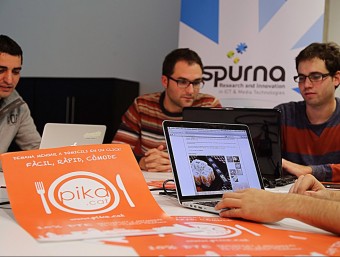 Sánchez a la dreta és el fundador del projecte Pika.cat MANEL LLADÓ