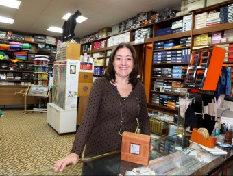 Montserrat Satoca a la botiga de Sant Boi de Llobregat.  QUIM PUIG