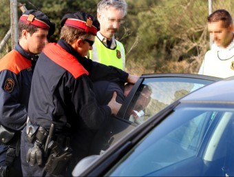Els Mossos van practicar dijous dues detencions a Blanes i una a Lloret; i van escorcollar un solar del veïnat de Valldolig, també a Blanes JOAN CASTRO / ICONNA