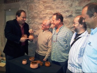 L'alcalde amb Josep Samon, en l'acte d'entrega de les peces al museu ARXIU