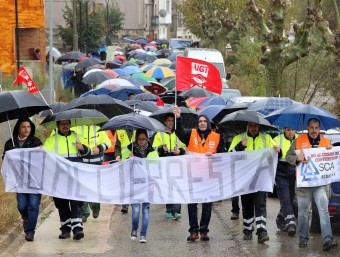 Els treballadors d'SCA a Mediona es van manifestar dilluns contra el tancament de la línia de conversió de la fàbrica.  JUANMA RAMOS