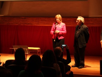 L'Alcaldessa d'Alaquàs, Elvira García Campos i el President de la Secció Valenciana de la Fundació Ernest Lluch, Salvador Almenar. EL PUNT AVUI