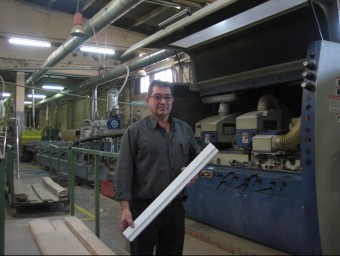Josep Vidal, gerent de Motllures Vidal SA, amb un dels motlles que fabriquen.  A. AGUILAR