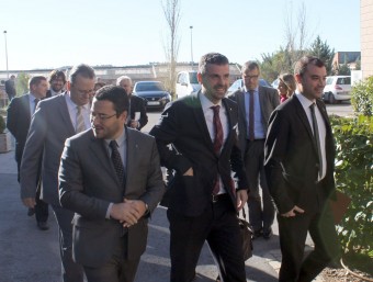 conseller Vila i els alcaldes de Sabadell i Terrassa entrant ahir al Consell Comarcal