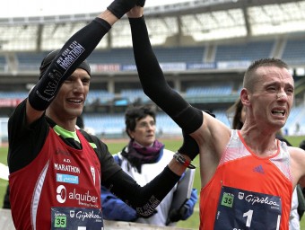 Pablo Villalobos alça el braç de Carles Castillejo com a vencedor en el campionat d'Espanya de marató a Sant Sebastià JUAN HERRERO / EFE