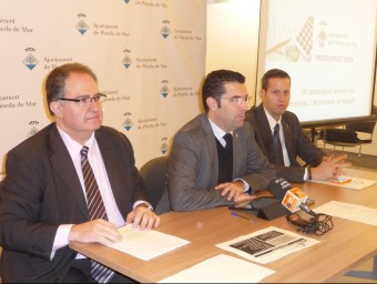 D'esquerra a dreta, Antoni Abad, Xavier Amor i Guillem Mateo en la presentació d'aquest matí dels pressupostos de Pineda. T.M