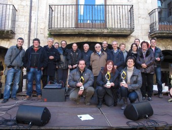 Foto de grup dels guanyadors del concurs de l¡'any passat i organitzadors de la fira. LAURA R. GRAU