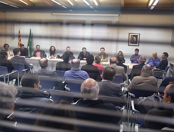 Reunió ahir del consistori amb els empresaris de Fornells abans del ple municipal MANEL LLADÓ