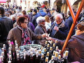 El centre de Besalú va viure ahir una nova edició de la fira de la ratafia amb gran atracció de públic MANEL LLADÓ