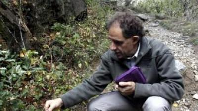Miquel Mallol repertoriant plantes a l'Alt Conflent ACN
