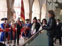 Acte de benvinguda sota el porxo municipal a la recreació de Basset. EL PUNT AVUI