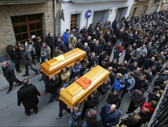 Companys dels dos miners morts han portat els fèretres pels carrers de Súria EFE
