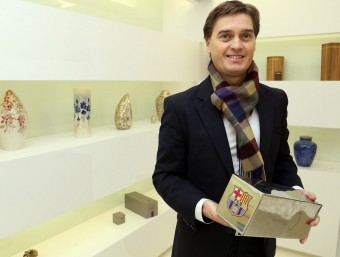 Santi Bachs, amb un columbari amb l'escut del Barça a l'iUnik Store de Terrassa.  JUANMA RAMOS