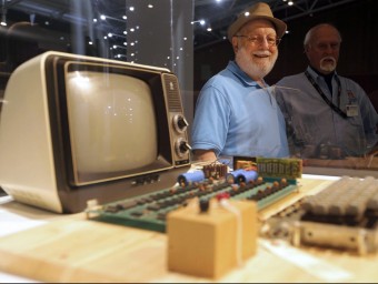 Dos visitants observen l'original del Apple 1, que va ser subhastat per Christie's.  ARXIU/EFE