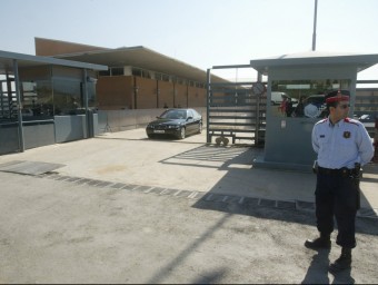 Un agent dels Mossos a l'entrada del recinte penitenciari de Brians, a Sant Esteve Sesrovires A. PUIG / ARXIU