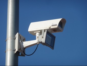 Detall d'una de les càmeres de videovigilància instal·lades a la zona de l'institut de secundària de Sant Vicenç de Montalt. T.M