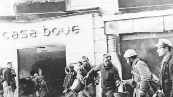 Soldats franquistes que havien ocupat Girona, apagant un incendi a can Boué