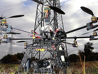 Un drone, davant d'una torre elèctrica, en la demostració que es va fer ahir prop de la subestació de Juià.  MANEL LLADÓ