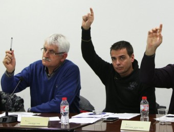 L'alcalde de Sils, Martí Nogué, a l'esquerra, en la votació al ple del consell comarcal. LLUÍS SERRAT