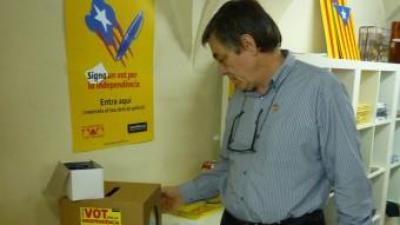 Joan Matamala, de la Llibreria Les Voltes de Girona, mostrant l'espai on s'ha instal·lat la urna per exercir el vot signat JOAN TRILLAS