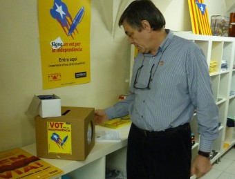 Joan Matamala, de la Llibreria Les Voltes de Girona, mostrant l'espai on s'ha instal·lat la urna per exercir el vot signat JOAN TRILLAS