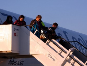 El descens dels passatgers al primer vol des de Manchester ACN