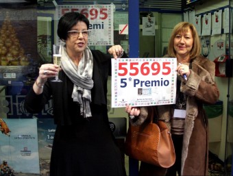 La propietària de l'administració de loteria Sílvia Badia, mostrant ahir el número afortunat ACN